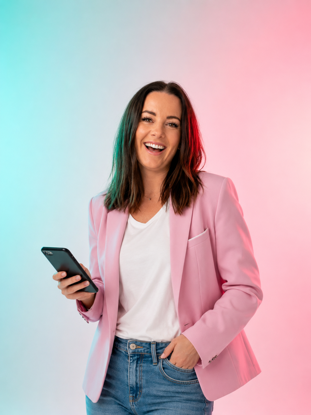 Mélanie Lavigueur, téléphone en main