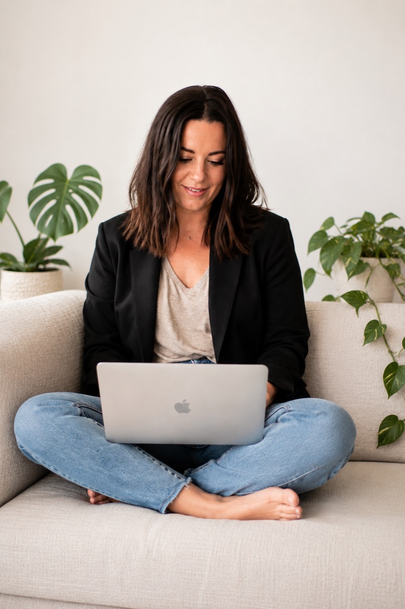 Mélanie Lavigueur travaillant sur son ordinateur portable